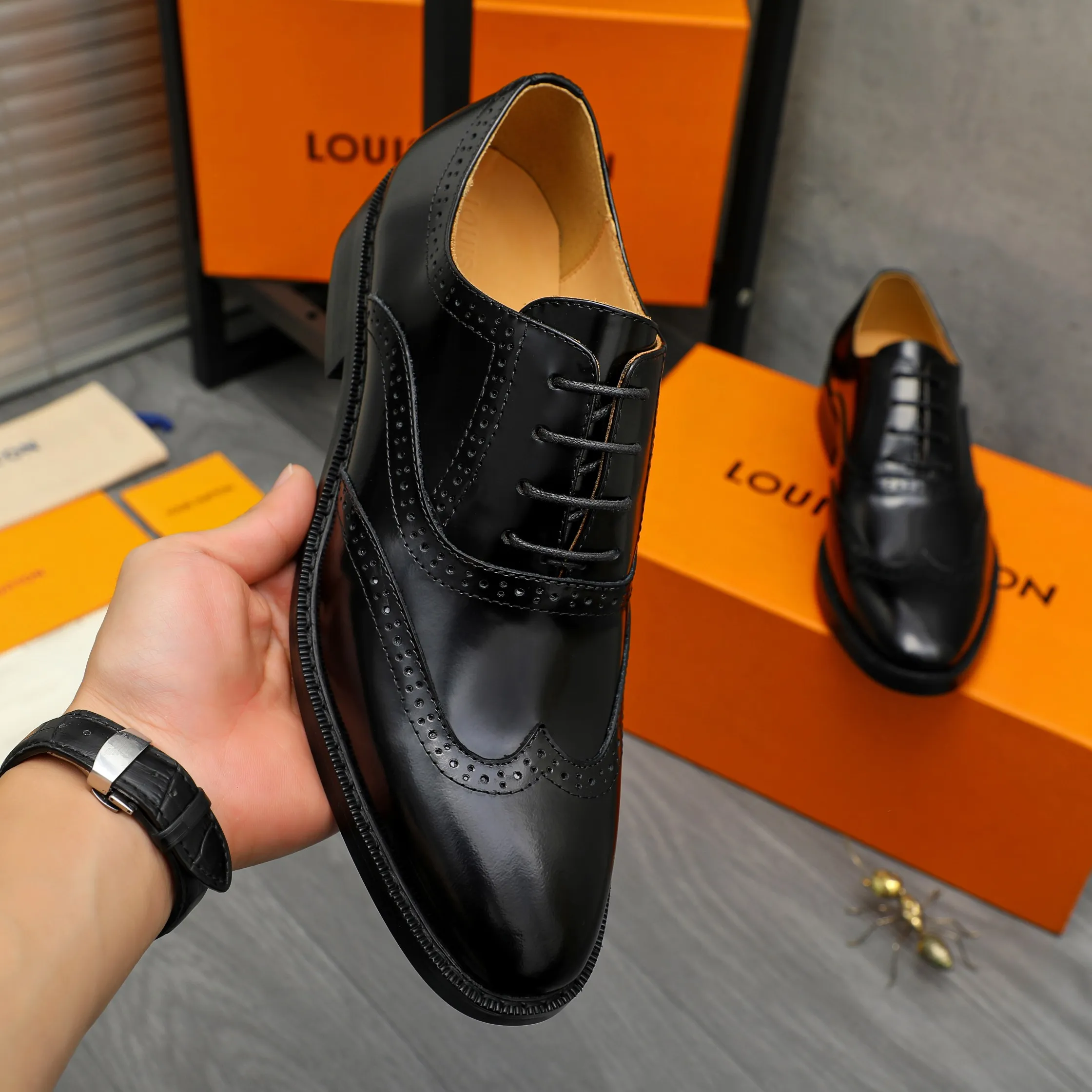 Men's shoes 💰500 Product trademark: LV "Louis Vuitton" business formal leather shoes Regular size: 39-45 (.45 customization is non-returnable) Product materials: Selected pearlescent cowhide upper, cowhide lining, original rubber outsole